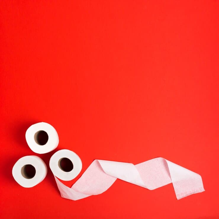flat-lay-toilet-paper-rolls-red-bg
